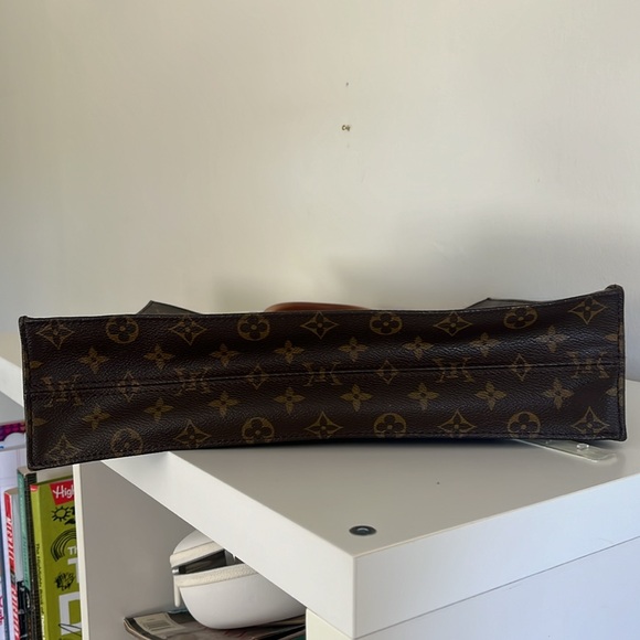 GORGEOUS EUC Louis Vuitton Monagram Sac Plat! Classic tote for everyday! - Picture 13 of 16